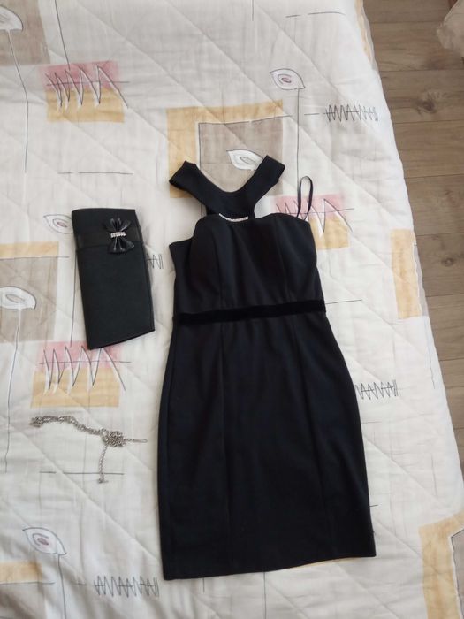 Рокля с ефектен гръб