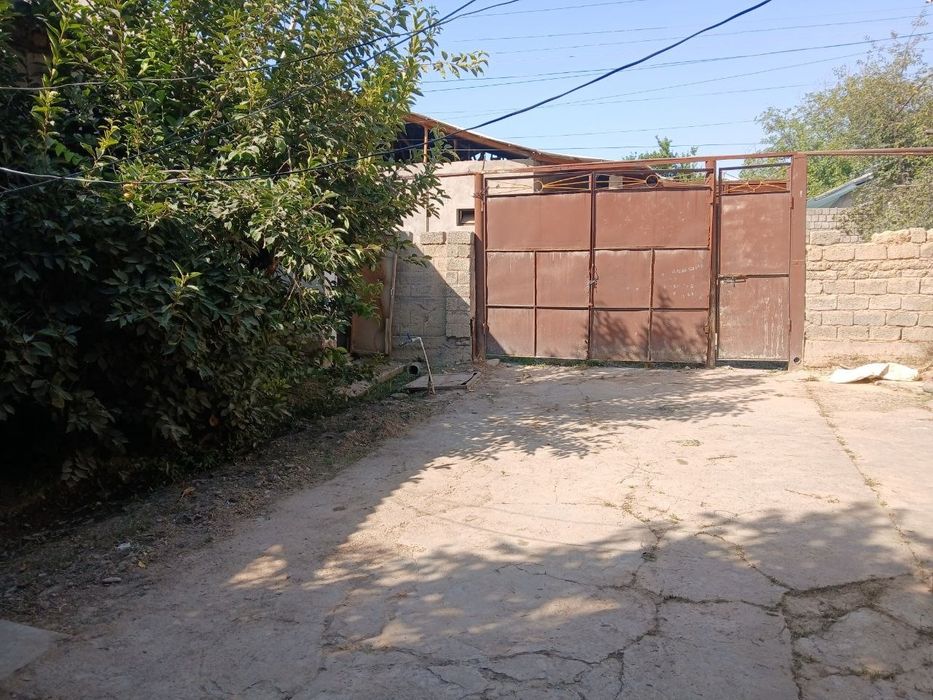 Sotiladi! 8 sotix hovli – 2 ta uy, yozgi va qishki molxona | Yuqori Ch