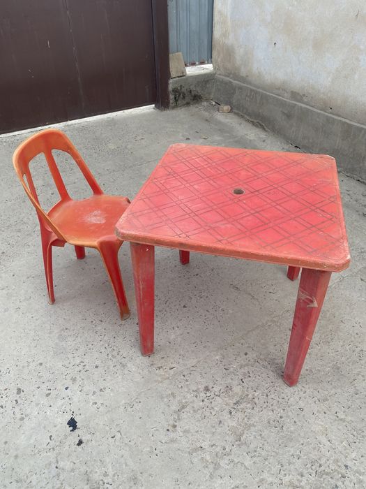 пластиковые стол и стулья