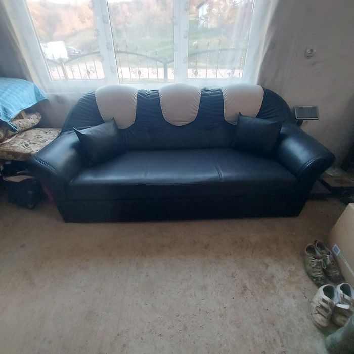 Vând canapea extensibila din piele. Preț negociabil