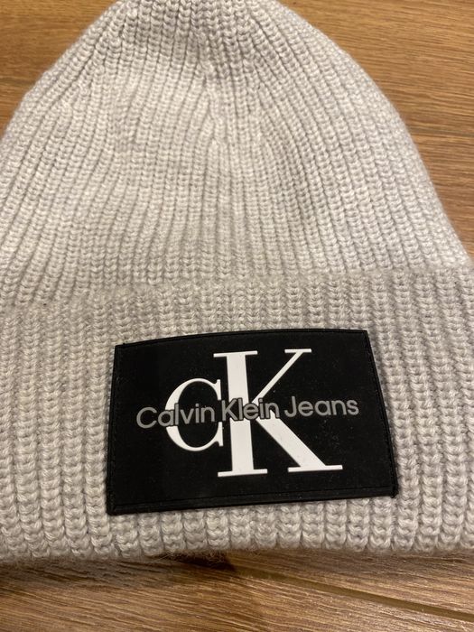 Сива шапка Calvin Klein