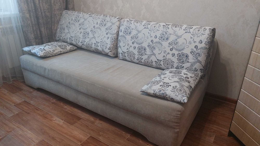 Диван мягкий с двумя подушками