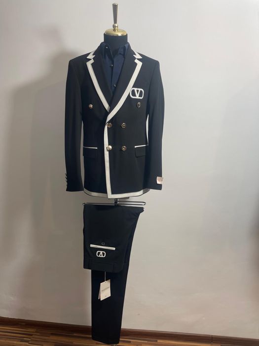 Costum Valentino regular cu 4 nasturi