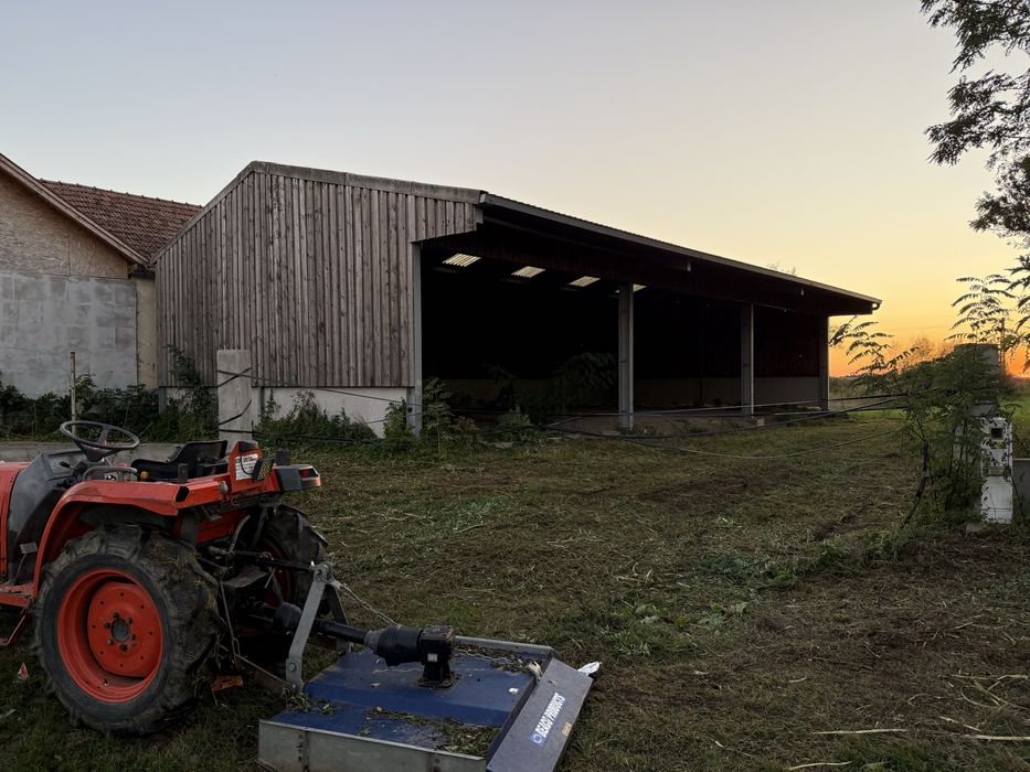 Teren intravilan plus hala