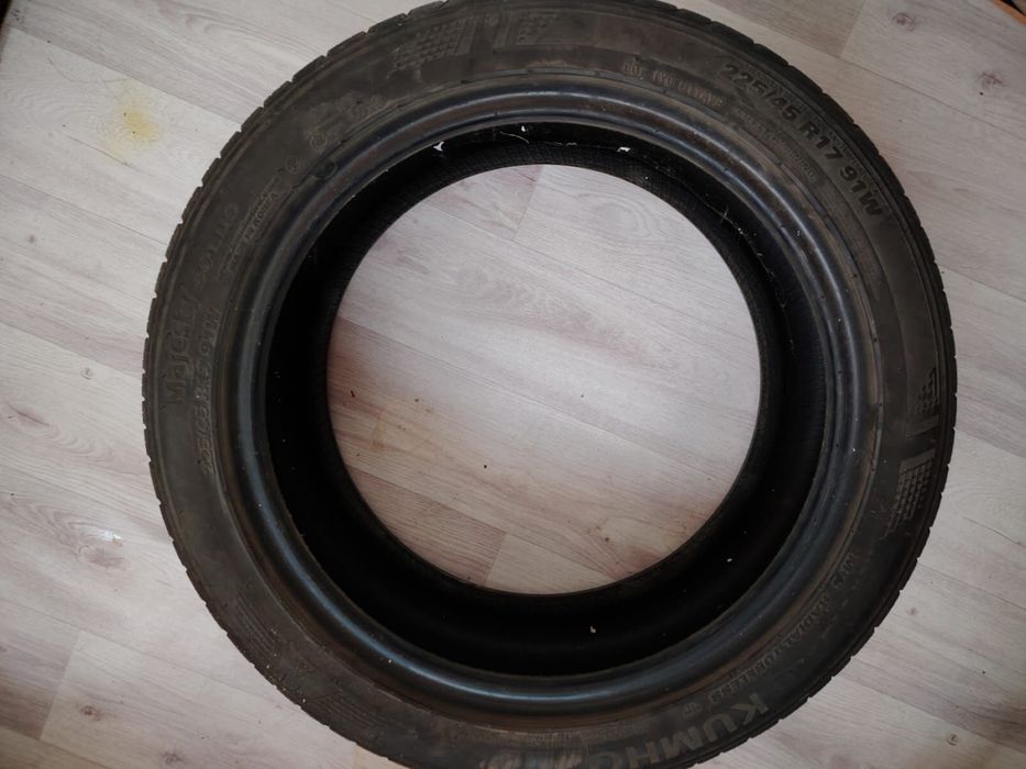 Продам шины 225/45/17 летний KUMHO