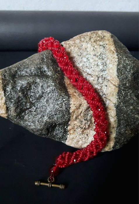 Браслеты из бисера и камней.