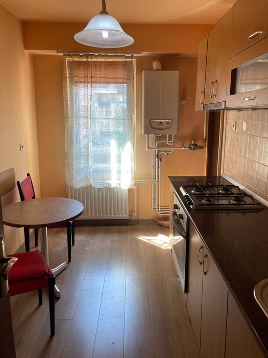 Inchiriere apartament cu trei camere decomandat cu 2 bai