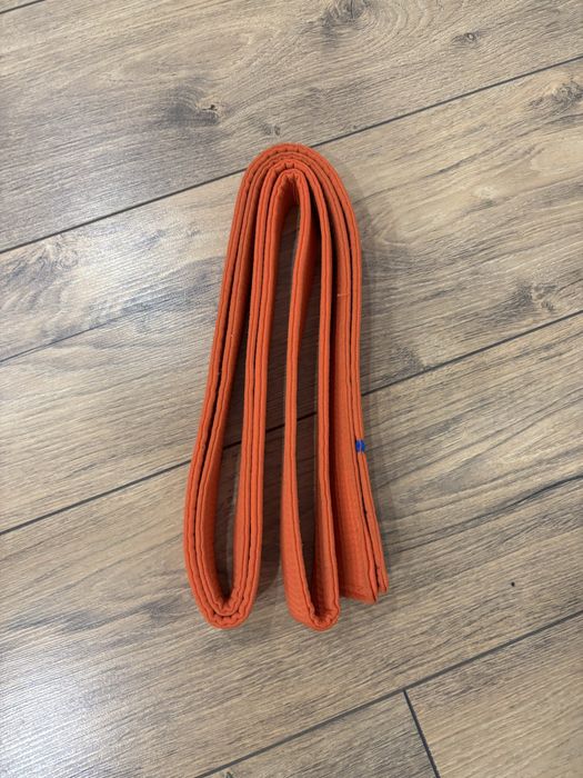 Оранжевый пояс сильный нашивкой 260 см