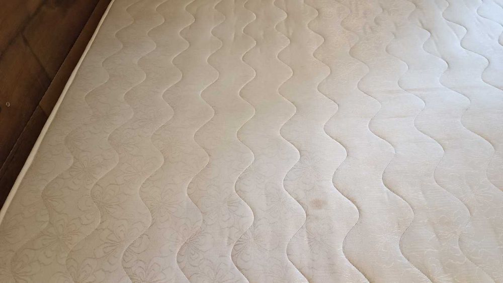 Продавам малко използван еднолицев матрак.