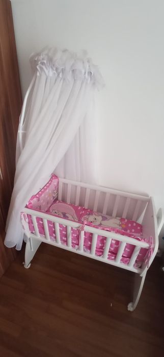 Pătuț bebeluș tip leagăn, cu roți + baldachin,  saltea si lenjerii