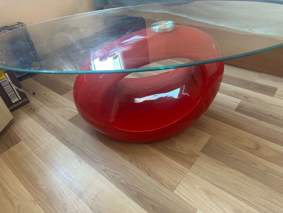 Стъклена маса с червена основа
