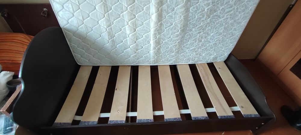 Продам кровать с матрацом