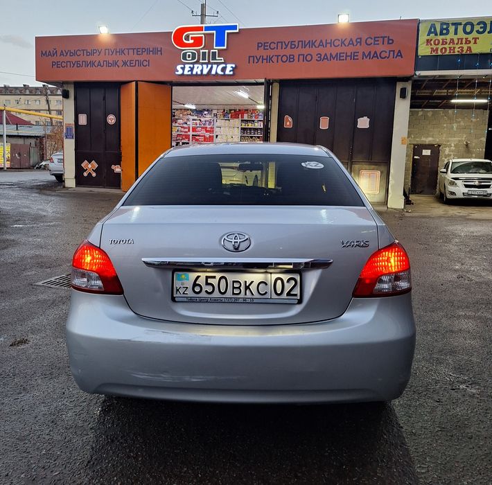 Таета Ярис 2010 год