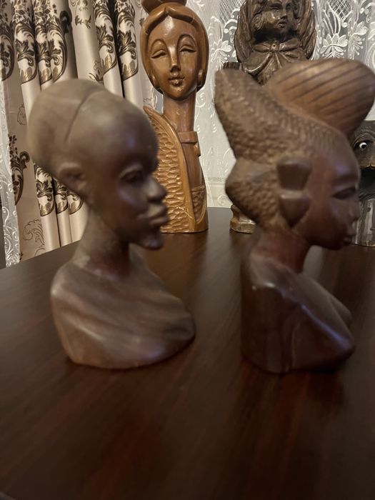 Busturi din lemn masiv