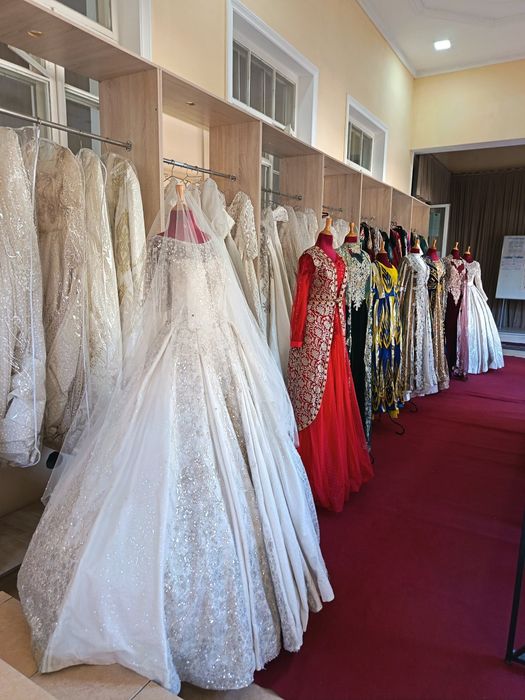 70 та вечерный, 25 свадебный, 3 та чупон и плюс аксессуары