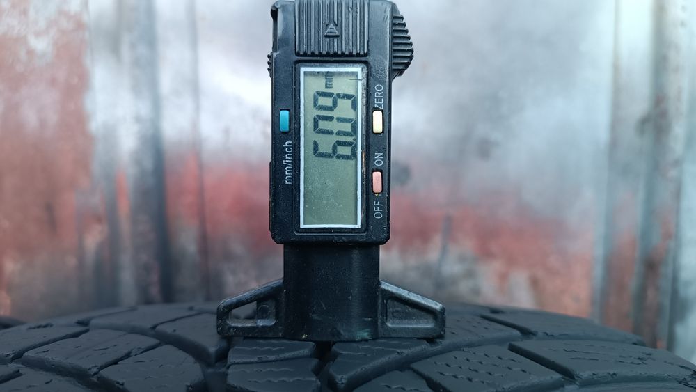 255/40/19 Kumho .