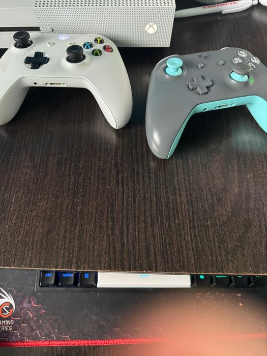 Xbox One S 1TB cu două manete și 20 jocuri