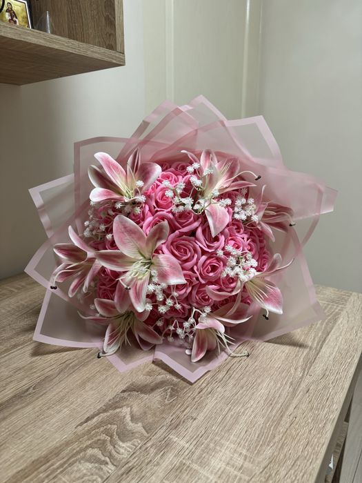 Buchet roz de trandafiri si crini