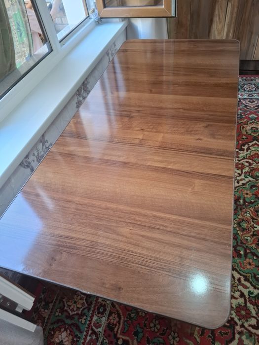 Семейный стол для