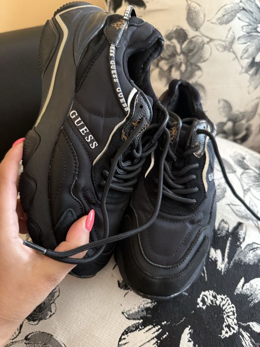 Оригинални маратонки на GUESS