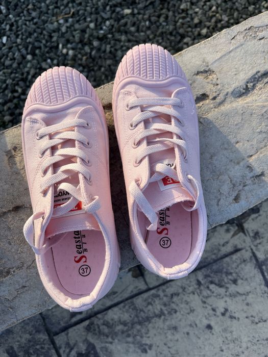 Розови обувки