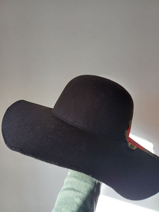 Pălărie neagră cu flori