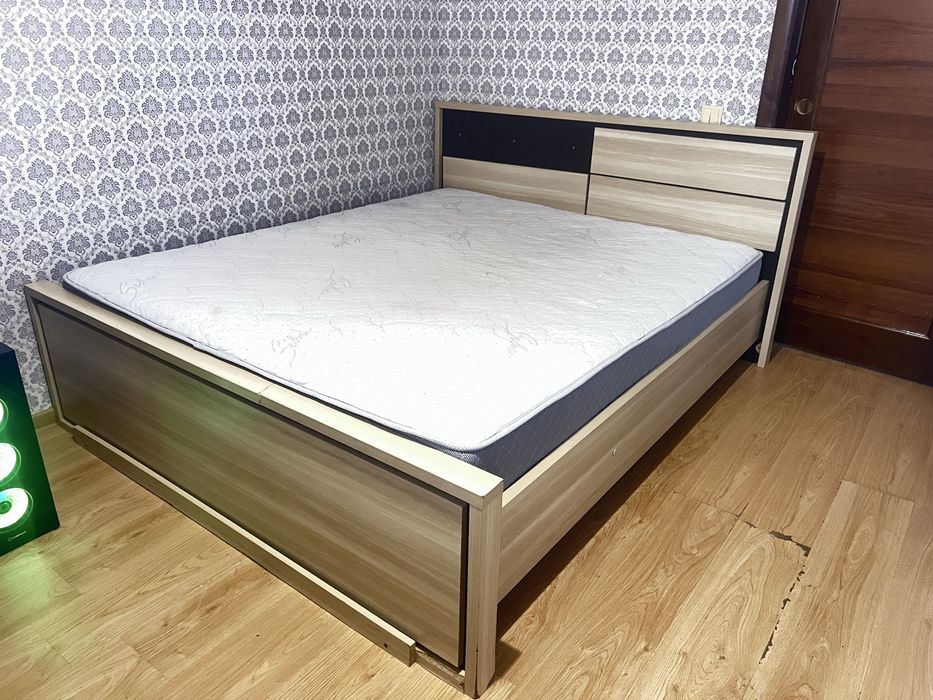 Кровать б/у вместе с мотрасом