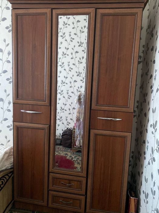 Спалный и шкаф  пайдаланылган. Келысемыз. Спалныйдын астында киым коят