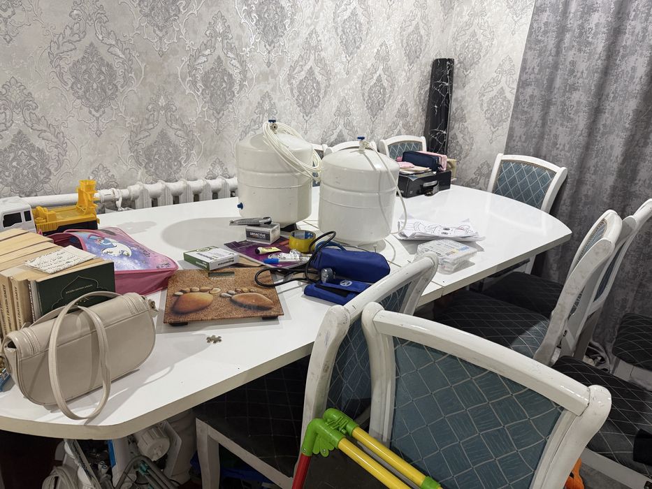 Продам 2 стола со стульями для дома