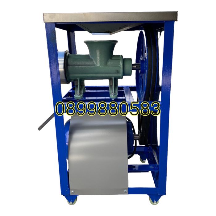 Чугунена месомелачка Румънска №32 с електромотор с двоен ремък и плот