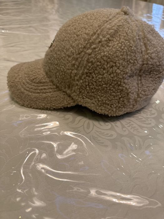 Kepka prada sotiladi