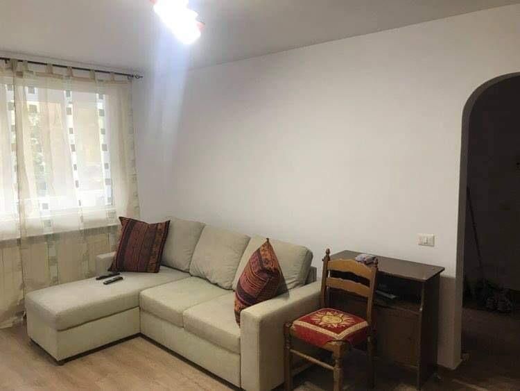 Se inchiriaza apartament cu 2 camere la etajul 1.