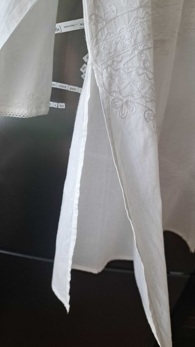 Бяла туника с бродерия