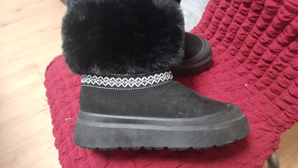 Продавам зимни дамски боти.