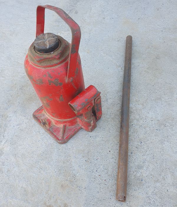 Домкрат. Цена: 15000тг.