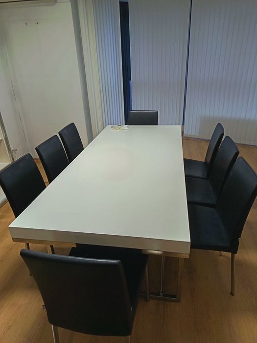 Бяла маса със столове от естествена кожа