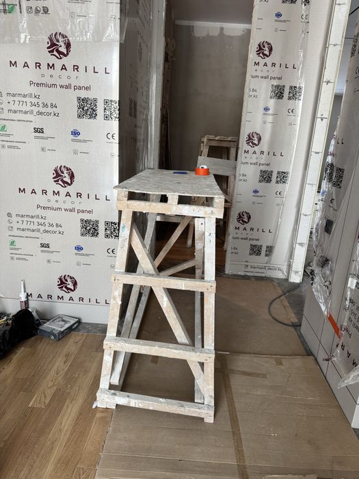 Строительные леса и унитаз для строителей