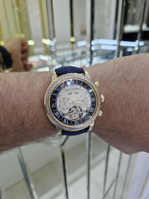 Продам золотые часы Патек Филип 585 пробы с ремешком из кожы ската