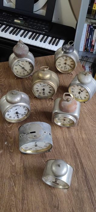 Lot 8 ceasuri vechi de masa mecanice