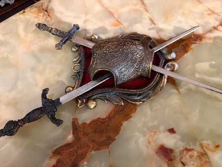 Panoplie cu tematică heraldică și militară.