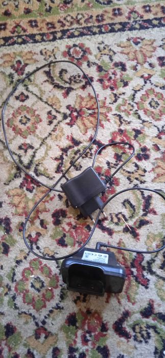 Стационарен телефон и зарядни устройства за мобилни телефони.