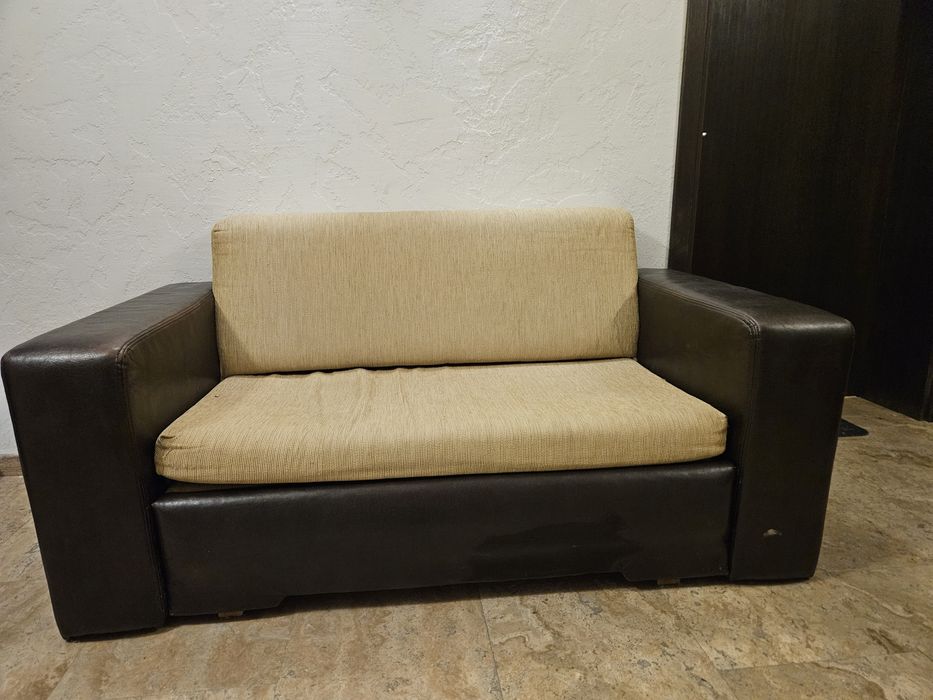 Диван двойка с отпаднала необходимост