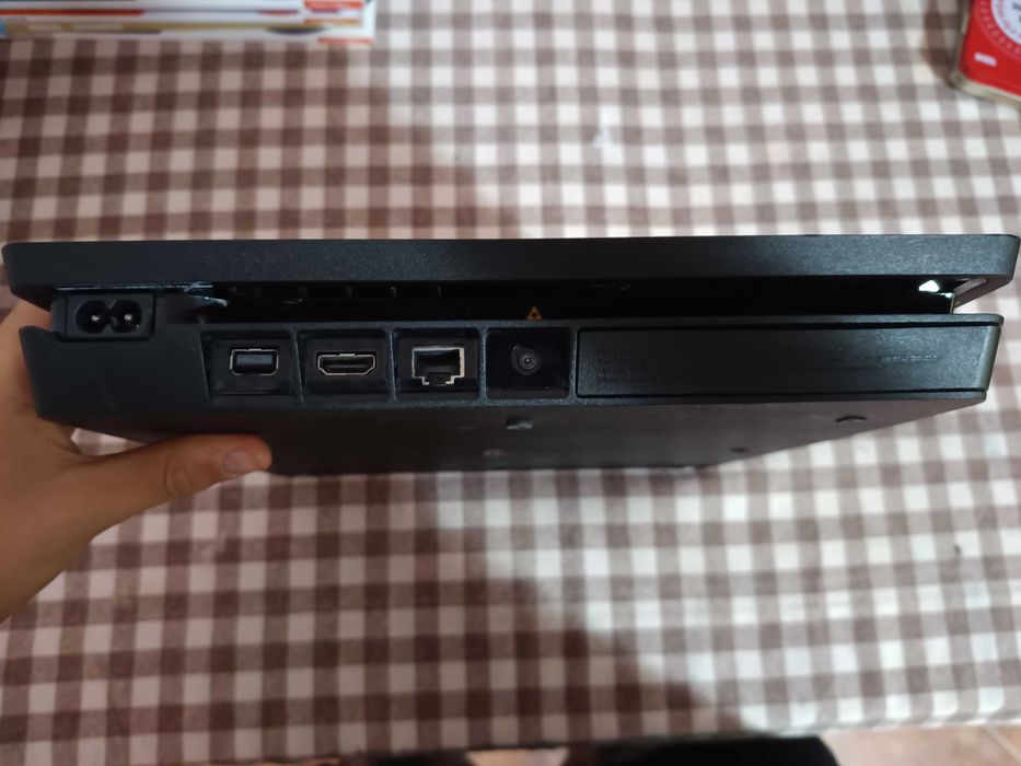 PlayStation 4 1TB 2 joistik nu face că avionul are mentenanță făcută recent