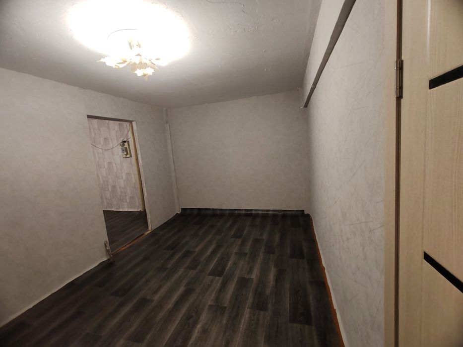 Поклейка обоев,покраска.