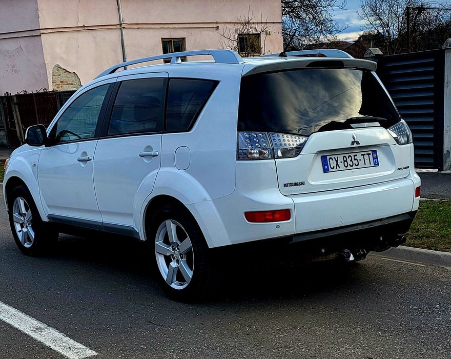 Mitsubishi Qutlander 4×4   7 Locuri