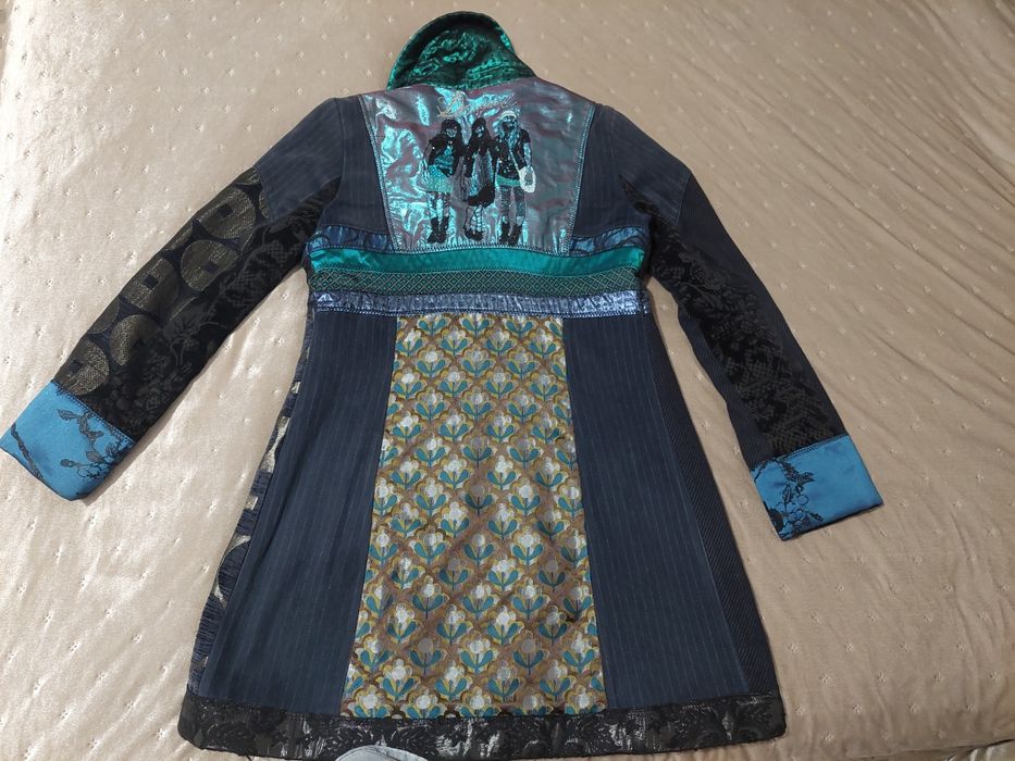 Есенно палто на марката Desigual
