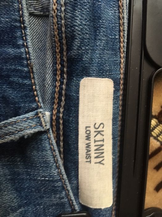 Blugi albastri skinny cu talie joasa