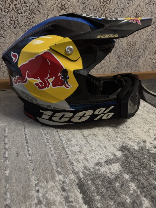 шлем редбул размер 61-63 есть небольшие царапины