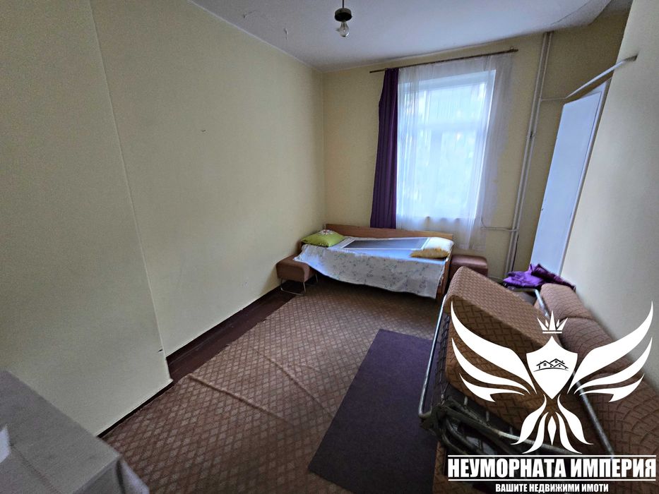 Продавам триетажен хотел с РЗП 870кв и парцел 830кв. в Нареченски Бани