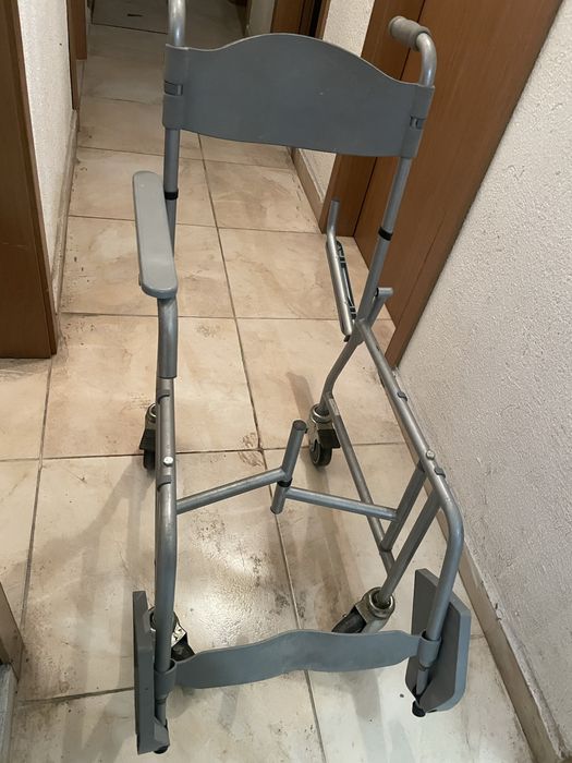 Инвалиден стол/ проходилка